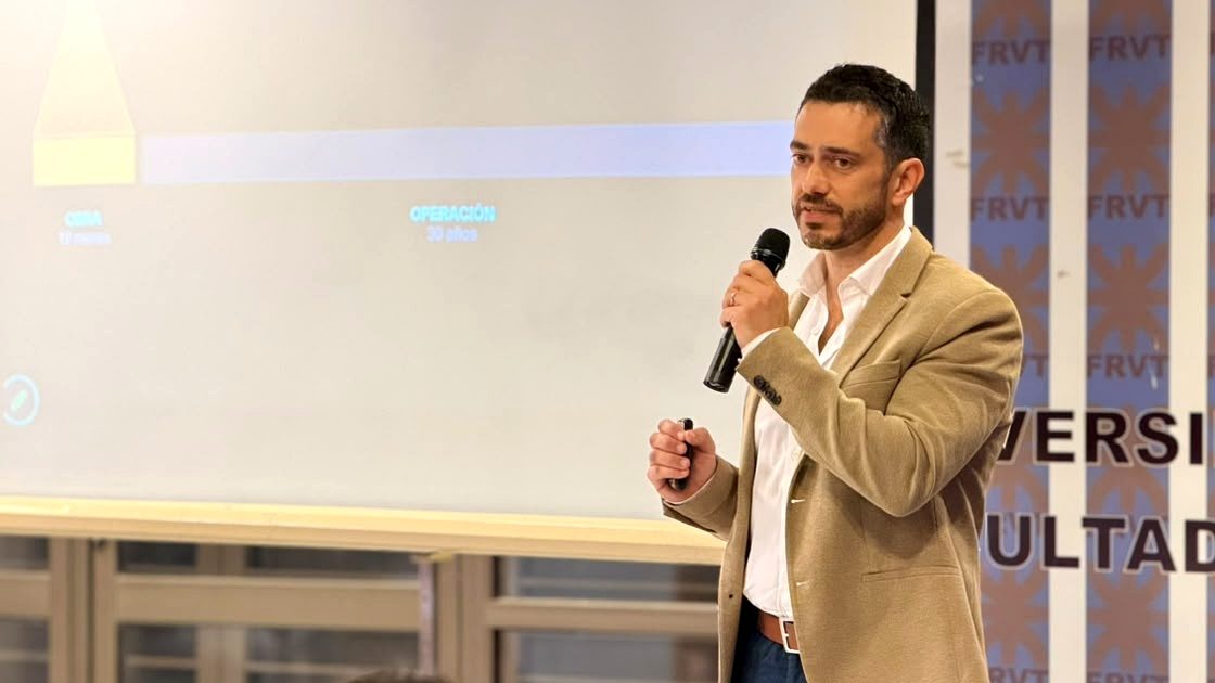 Bernardo Bertone durante la charla «El modelo que sobrevive a la obra» en la jornada Venado OpenBIM, UTN FRVT